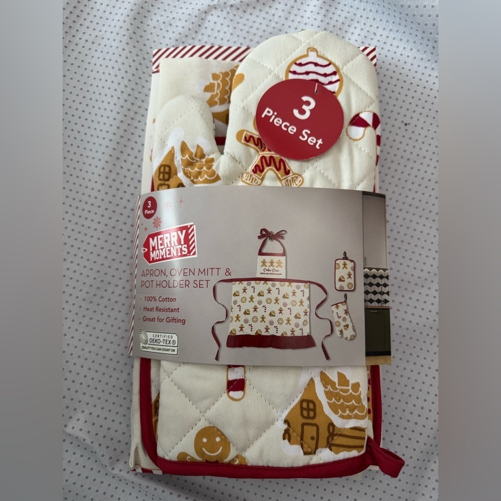 Merry Moments Apron, Oven Mitt & Pot Holder Set